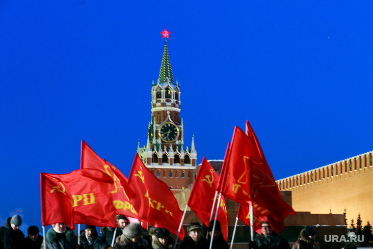 Снег и коммунисты в Москве. Москва, спасская башня, мавзолей ленина, красные флаги, митинг, город москва, кремль, кремлевская стена, коммунисты, красная площадь