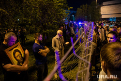 Ночной протест против строительства  храма святой Екатерины в сквере около драмтеатра. Екатеринбург