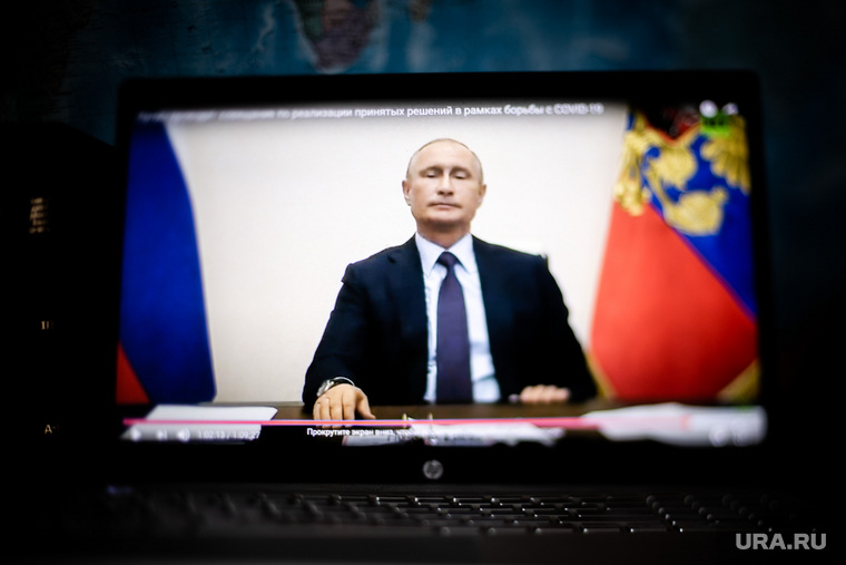 Онлайн-совещание Владимира Путина с губернаторами. Москва, путин на экране