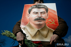 Коммунисты на Манежной площади, перед возложением цветов к могиле Сталина в годовщину его смерти. Москва