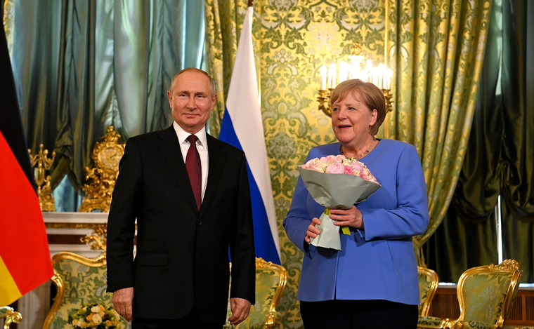 Владимир Путин встретил Ангелу Меркель в Кремле с букетом цветов