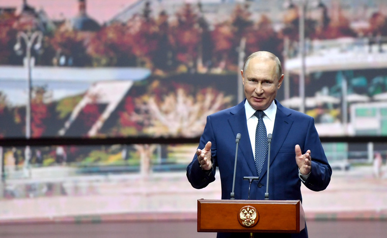 Владимир Путин поздравил москвичей с днем города в центре «Зарядье»