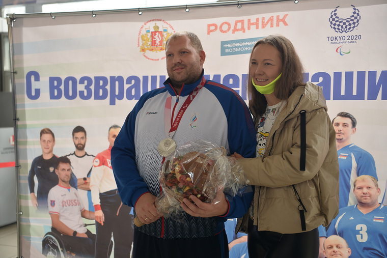 В аэропорту Кольцово паралимпийцев ждали родные и друзья