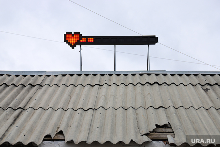 Стрит-арт "Шкала здоровья" на крыше разрушающегося здания на Первомайской 1ж. Екатеринбург, стрит арт