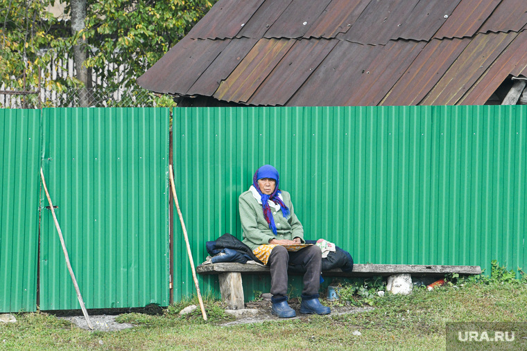 Виды Свердловской области, деревня, старость, бабушка, старуха, забор