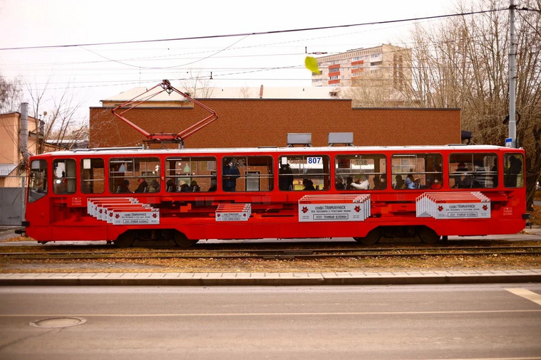 Стрит-арт появился не только на зданиях, но и на трамвае 32-го маршрута в Екатеринбурге