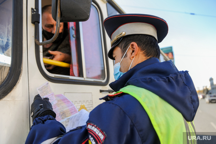 Проверка водителей и пассажиров на соблюдение масочного режима. Челябинск