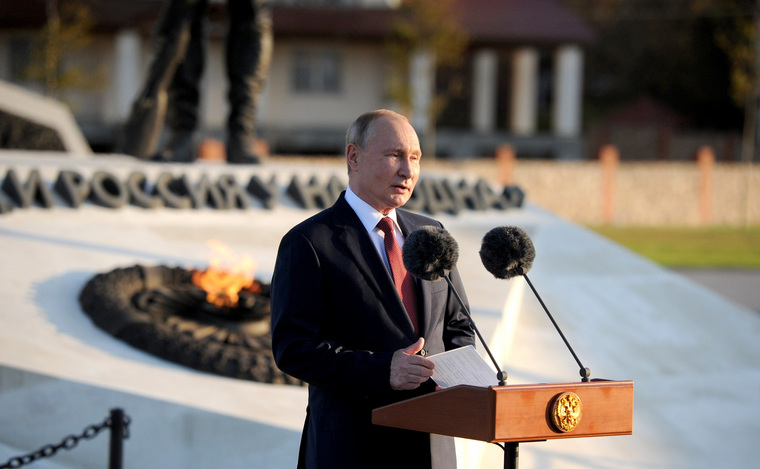 Владимир Путин впервые отметил День народного единства в Крыму