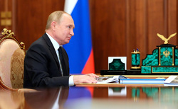 На протяжении всего разговора президент Владимир Путин листал красочный альбом с мостами и тоннелями, построенными компанией Руслана Байсарова