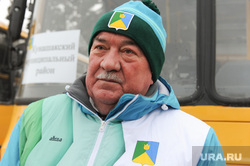 Алексей Текслер вручает новые школьные автобусы образовательным учреждениям. Челябинск