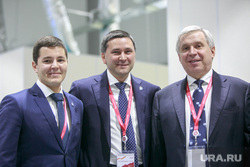 Дмитрий Кобылкин (в центре) оставил «в наследство» Дмитрию Артюхову (слева) учреждение в котором чиновников не меньше, чем ученых