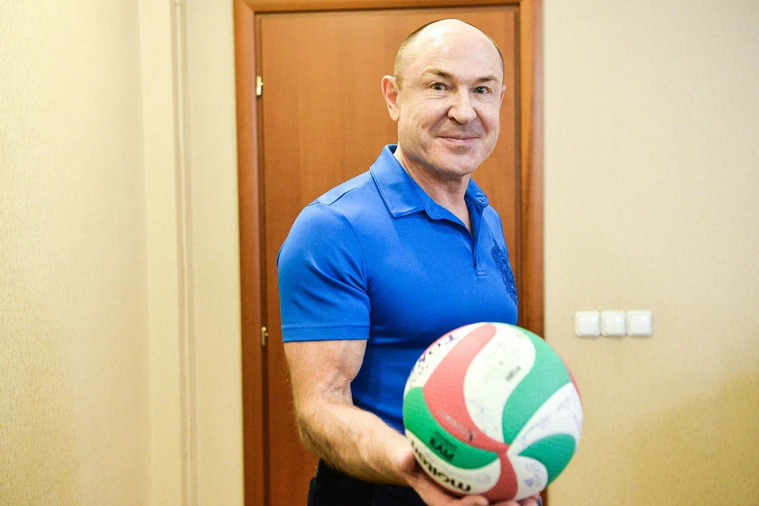 Команда подарила Валерию Савельеву мяч со своих игр в Токио с автографами