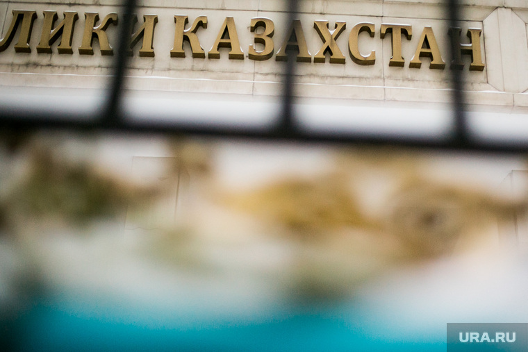 Траурный мемориал у посольства Республики Казахстан в Москве. Москва, траур, цветы, мемориал, посольство республики казахстан