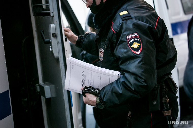 Клипарт "Полиция, доставка подсудимого". Москва, подсудимый, полиция, личное дело, наручники, заключенный