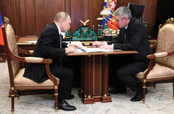 Владимир Солодов (справа) презентовал Владимиру Путину подробные планы развития Камчатки
