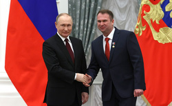 Владимир Путин присвоил звание Героя России летчику-испытателю Евгению Крутову (справа)
