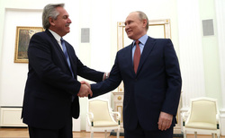 Президенты России и Аргентины не только поздоровались за руку, но и обнялись — все благодаря вакцинации «Спутником V»