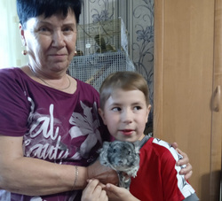 Бабушка воспитывает Богдана с пеленок. Мать-сирота лишена родительских прав, отец умер. Других родственников нет