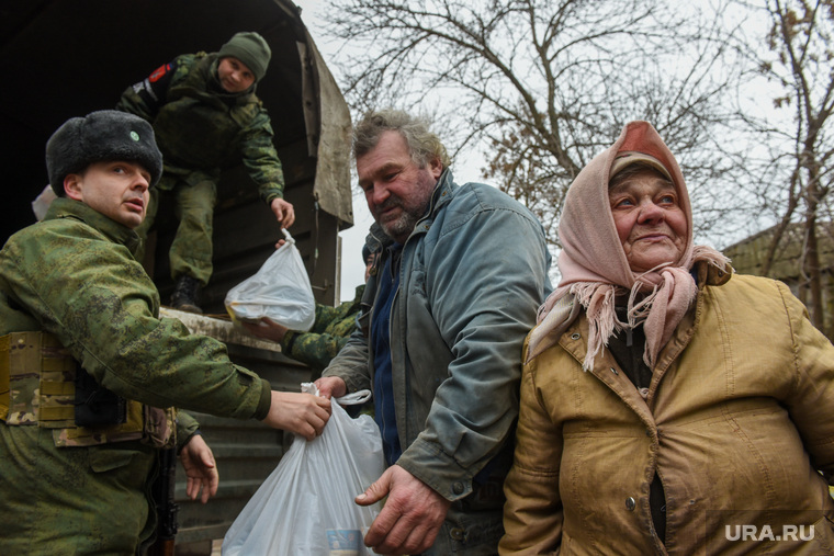 Раздача гуманитарной помощи российскими военными. Талакиевка, ДНР