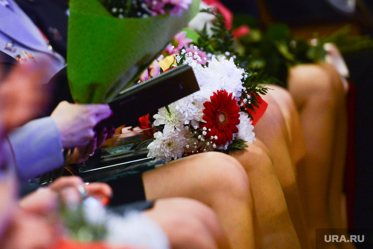 Региональная премия работницам правоохранительных органов "Щит и роза". Челябинск, колени, 8марта, хризантемы, цветы, герберы
