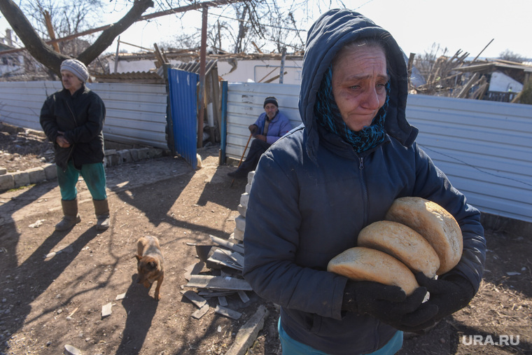 Волонтер развозит еду и воду по селам.  ДНР