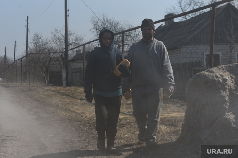 Волонтер развозит еду и воду по селам.  ДНР