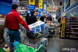 Люди закупают продукты в гипермаркетах во время пандемии коронавируса. Екатеринбург