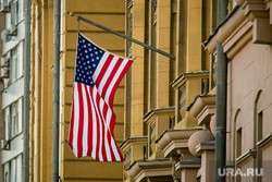 Флаг ЛГБТ* на посольстве Соединенных Штатов Америки. Москва