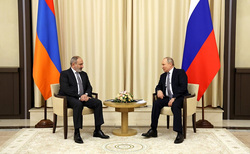 Президент РФ Владимир Путин (справа) и премьер-министр Армении Никол Пашинян (слева) общаются регулярно по телефону, но 19 апреля провели личную встречу