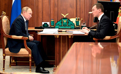 Хабаровский губернатор Михаил Дегтярев (справа) рассказал Владимиру Путину о планах по развитию края