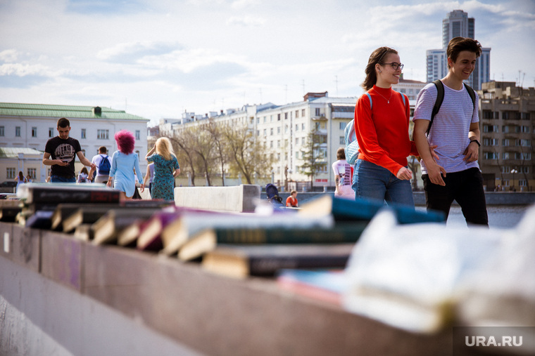 Виды Екатеринбурга, набережная, книги