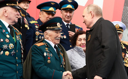 На центральной трибуне военный парад рядом с президентом РФ Владимиром Путиным смотрели ветераны Великой Отечественной войны