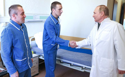 Президент Владимир Путин лично приехал в военный госпиталь, чтобы пообщаться с защитниками Донбасса