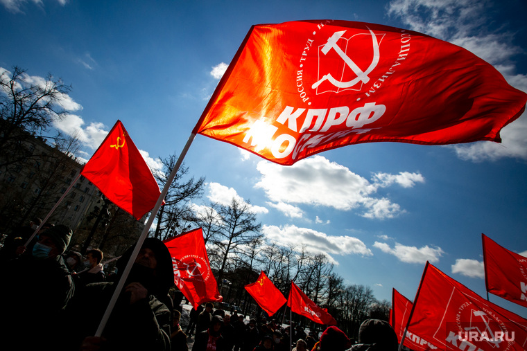 Митинг коммунистов на Пушкинской площади с участием депутатов от КПРФ. Москва, кпрф, митинг, коммунисты, красные флаги