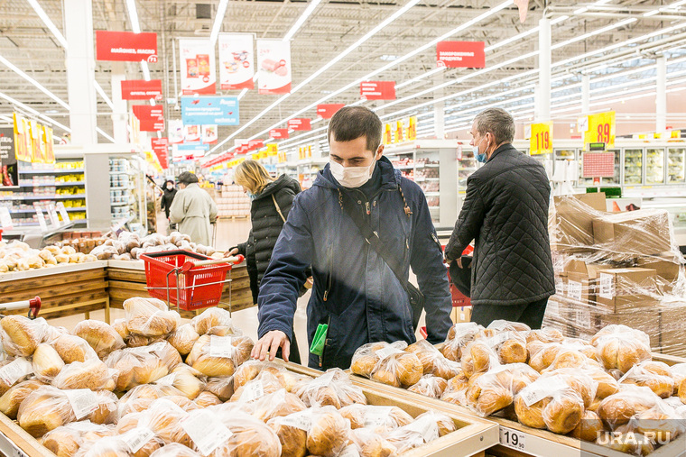 Гипермаркет "Ашан" во время пандемии. Тюмень, хлеб, выбор продуктов, покупатель в маске