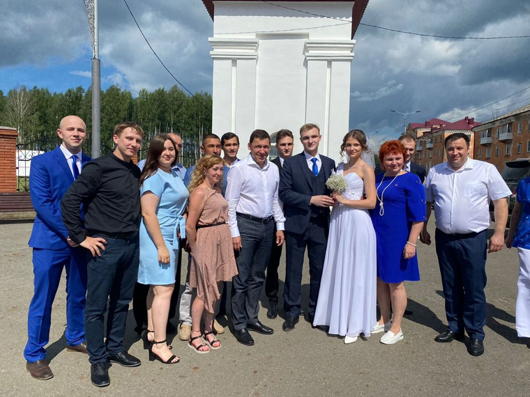 Фото с Куйвашевым украсит свадебный альбом одной из семей Волчанска