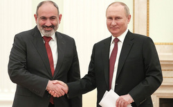 Премьер-министр Армении Никол Пашинян (слева) пытается добиться активного участия России в карабахском конфликте