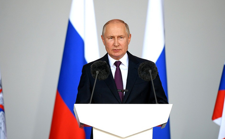 Вооруженные силы России надежно защищают свою страну и несут свободу другим народам, заявил Владимир Путин