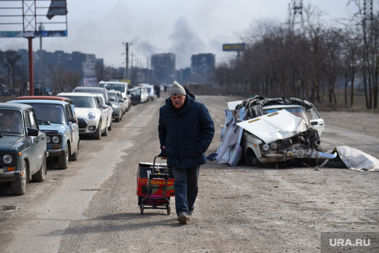 Эвакуация людей из осажденного Мариуполя. Украина, автомобили, колонна, эвакуация, машины, украина, мариуполь, следы от пуль, беженцы, автомобиль, гуманитарная катастрофа
