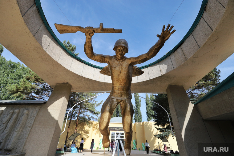 Открытие музея Чолпонбая Тулебердиева. Бишкек, памятник чолпонбаю тулебердиеву