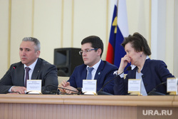 Губернаторы Александр Моор, Дмитрий Артюхов и Наталья Комарова (слева направо) должны придумать тематические подарки для участников СВО