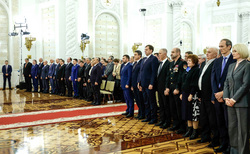 Участники церемонии почтили память героев Донбасса минутой молчания