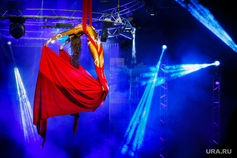 Финальное шоу "Мисс Екатеринбург-2014", цирк, полет, шоу, гимнастка, акробат