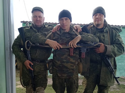Дмитрий Федотов (справа) ушел на фронт в конце сентября. По словам Людмилы Ивановны, они всегда были очень близки