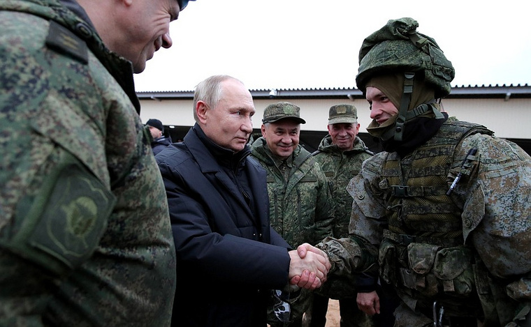 Президент РФ Владимир Путин поставил задачу без волокиты обеспечивать современным вооружением и экипировкой российскую армию