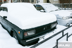 Уборка снега во дворах. Тюмень