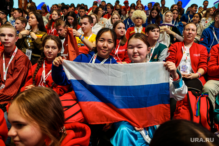 Первый съезд Российского движения детей и молодежи. Москва, российский флаг, дети, флаг россии, студенты, молодежь, учащиеся