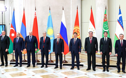 Лидеры стран-участниц СНГ на совместном фото традиционно в алфавитном порядке, но хозяин саммита — в центре