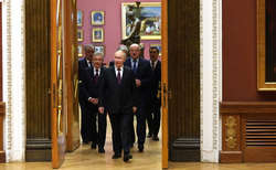 Ранним утром 27 декабря президент РФ Владимир Путин привел своих коллег по СНГ в Русский музей