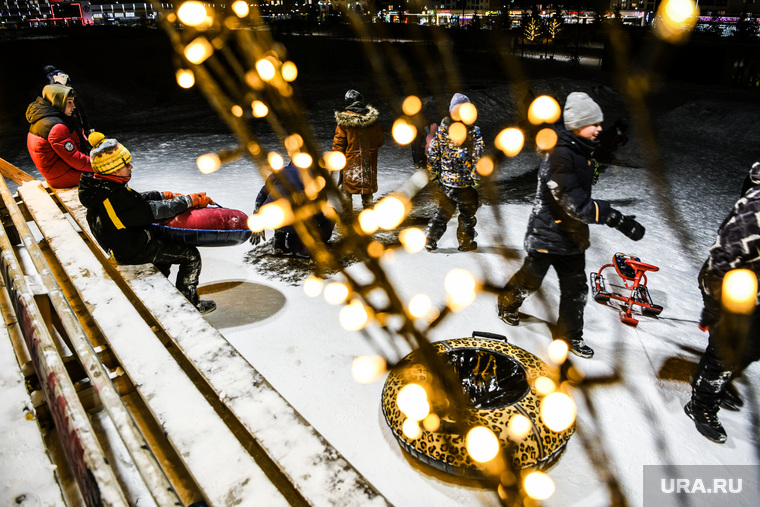Новогодняя иллюминация в микрорайоне Солнечный. Екатеринбург, зимние забавы, зима, катание с горки